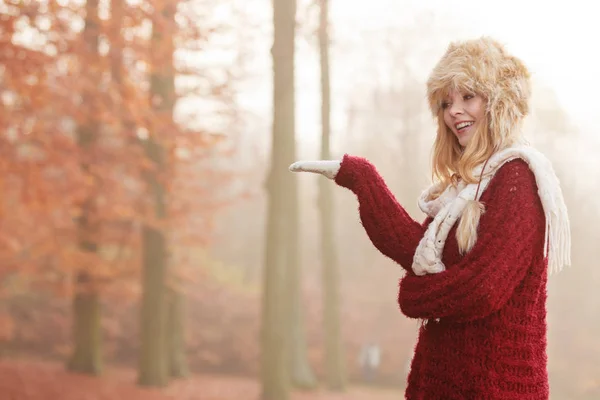 Ritratto Donna Alla Moda Piuttosto Sorridente Nel Parco Forestale Autunnale — Foto Stock