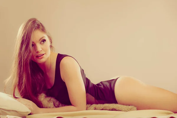 Posiert Schöne Mädchen Auf Dem Bett Elegante Unterwäsche — Stockfoto