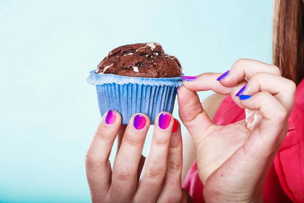 Delicioso Sabroso Muffin Chocolate Dulce Manos Humanas Comida Confitería Concepto —  Fotos de Stock