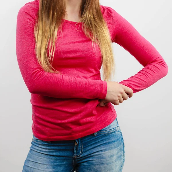 Parte Del Corpo Petto Femminile Fianchi Ragazza Con Camicetta Rosa — Foto Stock