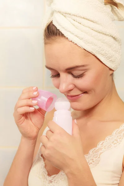 Kvinnan Håller Pinndeodorant Händerna Flicka Badrummet Handduk Huvudet Med Antiperspirant — Stockfoto