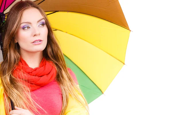 Женщина Модная Дождливая Девушка Непромокаемом Желтом Пальто Стоящая Красочным Зонтиком — стоковое фото