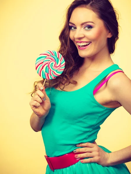 Frau Attraktive Fröhliche Mädchen Mit Bunten Lutschbonbons Der Hand Spaß — Stockfoto