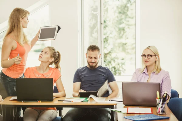 Leren Helpen Technologie Concept Vrouw Jonge Leraar Leraar Met Volwassen — Stockfoto