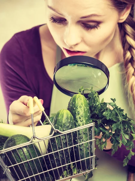 건강에 다이어트 식품을 주방에 야채를 가지고 여자가 바구니 트롤리에서 돋보기를 — 스톡 사진