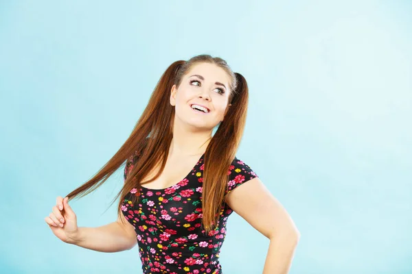 Educación Adolescencia Concepto Felicidad Feliz Adolescente Estudiante Chica Con Colas —  Fotos de Stock