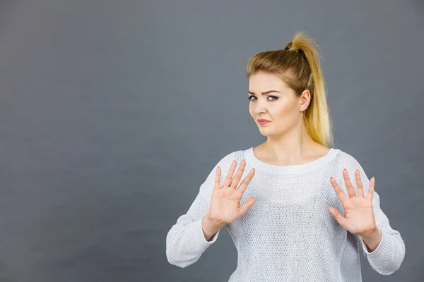 Mujer Que Tiene Asco Expresión Cara Ver Cosa Desagradable Negar — Foto de Stock