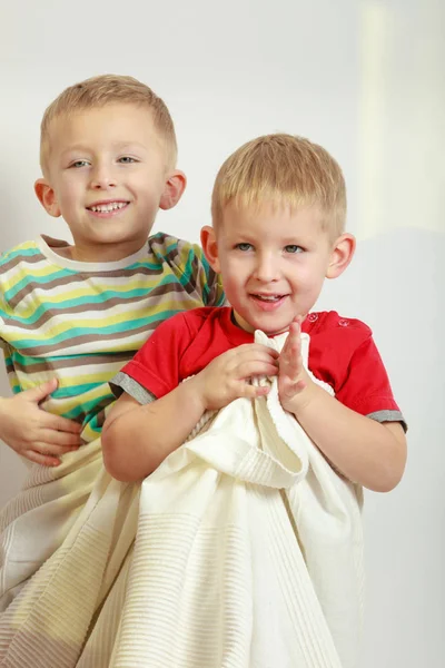 兄弟概念之间的关系 两个小男孩兄弟姐妹玩和毛巾和乐趣 — 图库照片