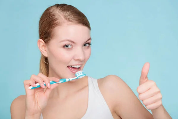 Jeune Femme Brossant Les Dents Fille Tient Une Brosse Dents — Photo