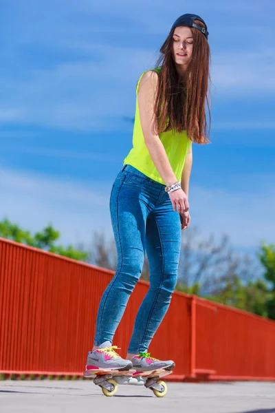 Zomersport Actieve Levensstijl Cool Tienermeisje Schaatser Skateboard Rijden Straat Buiten — Stockfoto