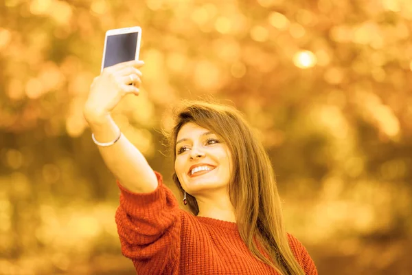 Technology Fun Concept Enjoyable Attractive Girl Playing Mobilephone Cheerful Gorgeous — Stock Photo, Image