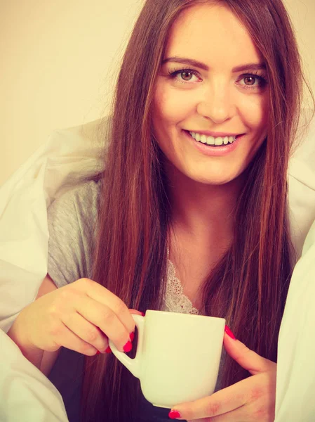 覚醒飲料の概念 美しいです笑顔若いです女性保持Aカップの熱いコーヒーや紅茶でベッド室内 — ストック写真