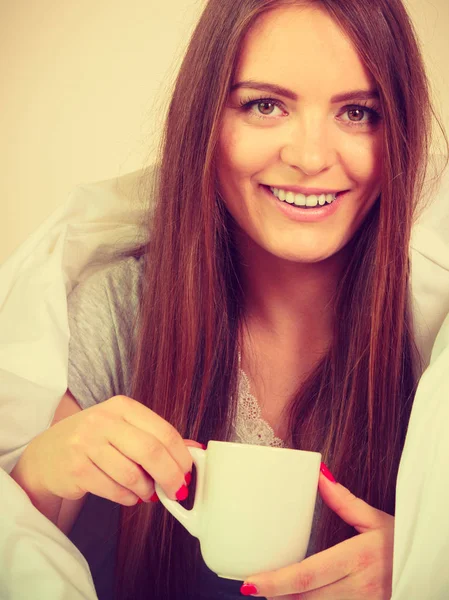 Buenos Días Concepto Bebida Despierta Hermosa Joven Sonriente Sosteniendo Una —  Fotos de Stock