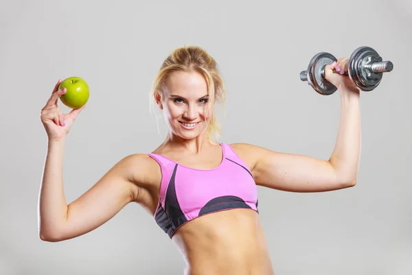 Donna Forma Sportiva Che Tiene Pesanti Manubri Pesi Uno Frutta — Foto Stock