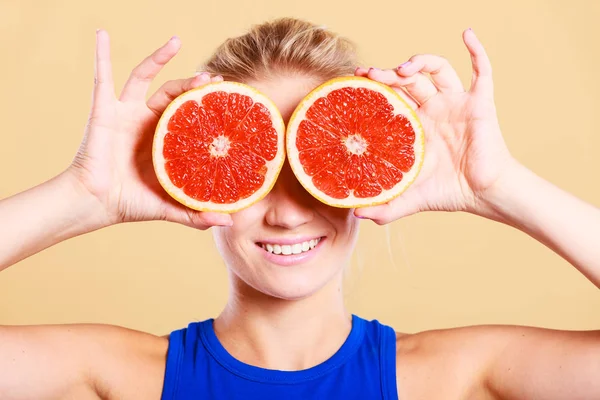 Mulher Apto Menina Segurando Duas Metades Frutas Cítricas Toranja Nas — Fotografia de Stock