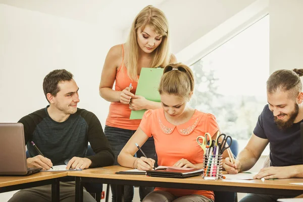 Leren Helpen Technologie Concept Vrouw Jonge Leraar Leraar Met Volwassen — Stockfoto