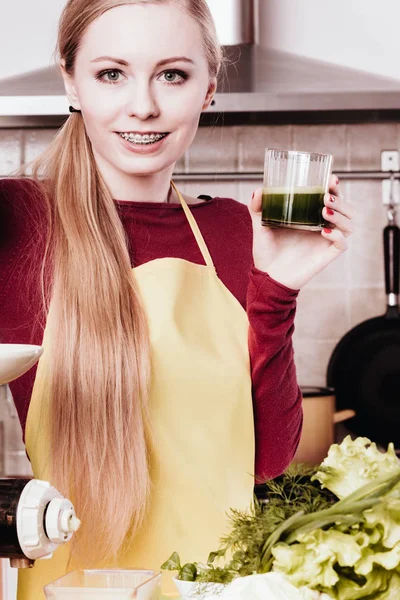 Pití Dobré Pro Zdraví Dietní Snídaně Koncept Mladá Žena Kuchyni — Stock fotografie