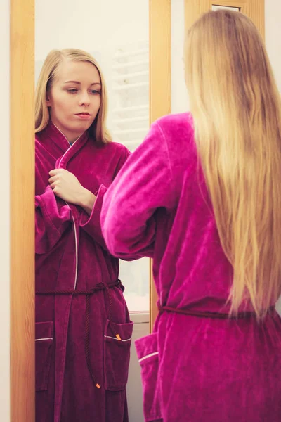 Gelukkig Wakker Vrouw Dragen Dressing Toga Staan Badkamer Kijken Naar — Stockfoto