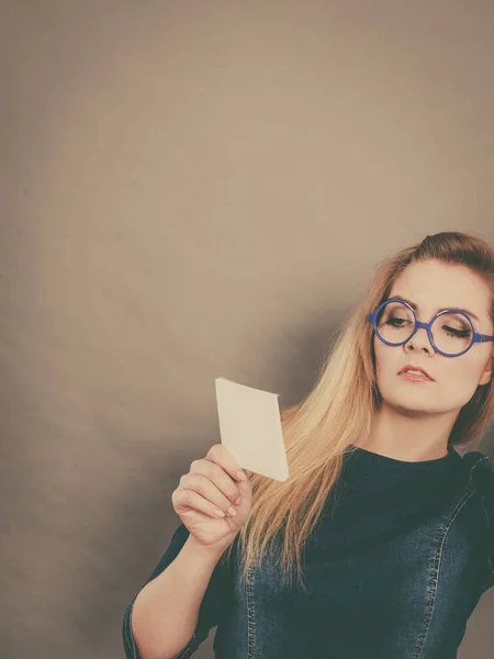 Pensando Mujer Negocios Con Anteojos Que Sostienen Nota Adhesiva Mirando — Foto de Stock