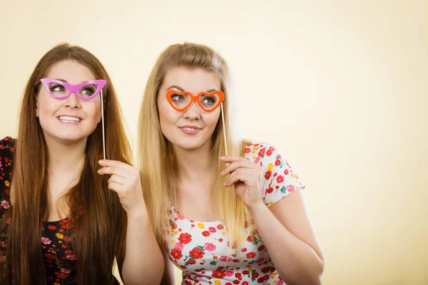 Dos Mujeres Felices Sosteniendo Anteojos Falsos Palo Que Divierten Usando —  Fotos de Stock