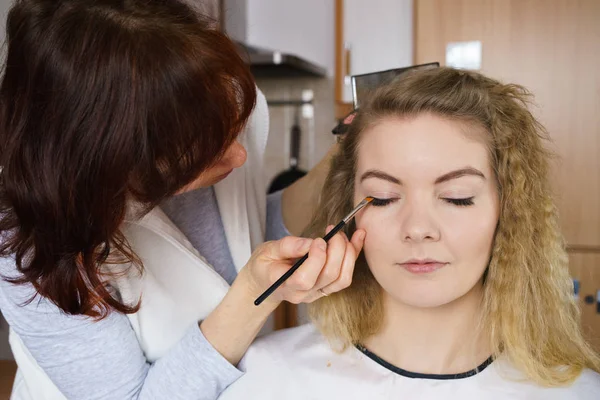 Concepto Visage Una Mujer Cercana Maquillándose Los Párpados Aplicación Sombra — Foto de Stock