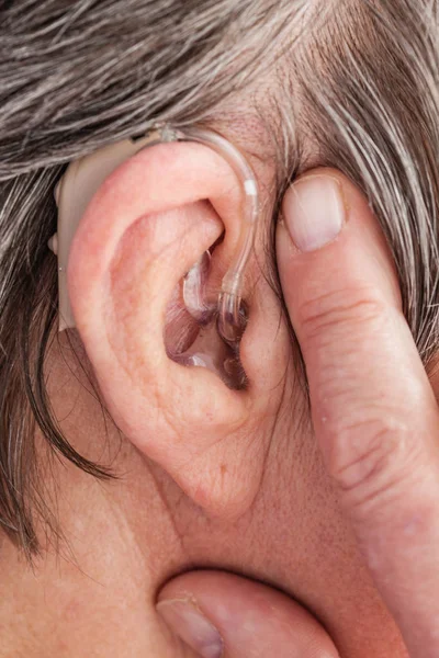 Närbild Äldre Kvinna Med Hörapparat Örat Hälso Och Sjukvård Höra — Stockfoto