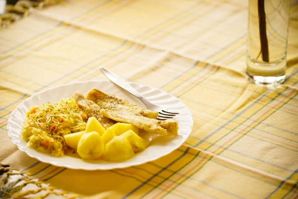 Cibo Deliziosa Cena Pronta Carne Pesce Con Insalata Patate Sul — Foto Stock