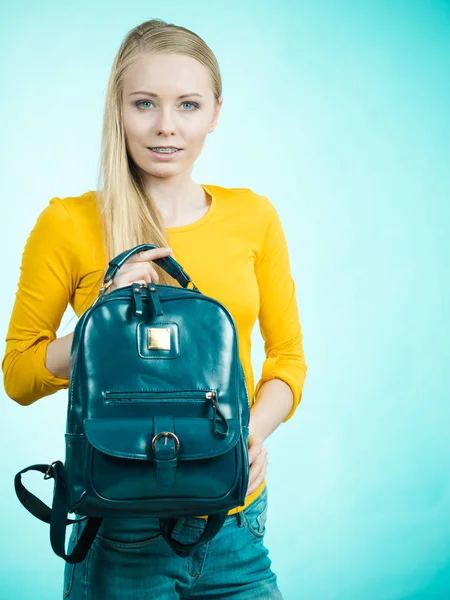 Blondýny Dospívající Dívka Chodí Školy Nebo Vysokou Stylovém Batohu Oblečení — Stock fotografie