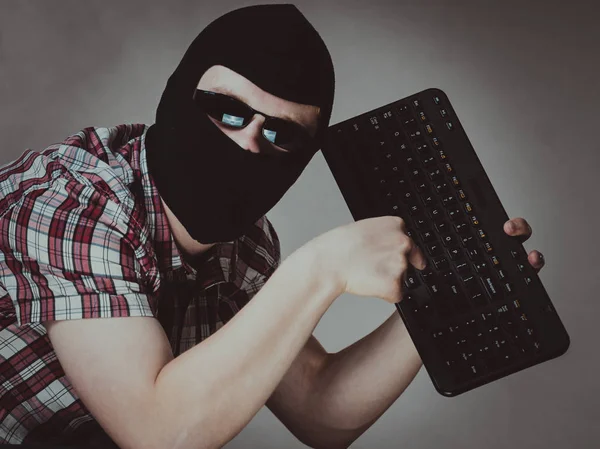 Gekke Hacker Onherkenbare Man Draagt Zwarte Bivakmuts Met Computertoetsenbord Haat — Stockfoto