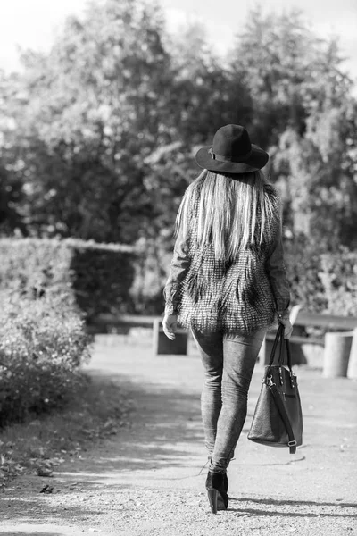 Kadın Moda Parkta Şık Kıyafetlerle Çekici Uzun Saçlı Model Görünümü — Stok fotoğraf
