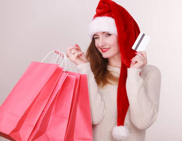 Kersttijd Latijns Jongedame Met Kerstman Hoed Holding Rode Boodschappentassen Credit — Stockfoto