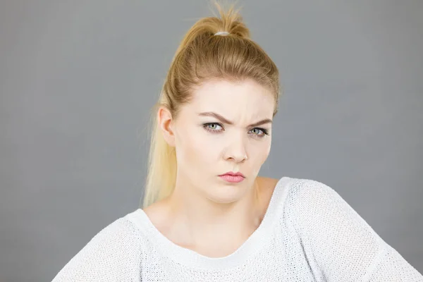 Mujer Rubia Joven Confundida Que Parece Sospechosa Concepto Expresiones Faciales — Foto de Stock