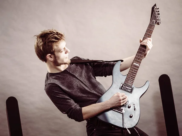 Jeune Homme Barbu Avec Guitare Électrique Personne Adulte Tient Instrument — Photo