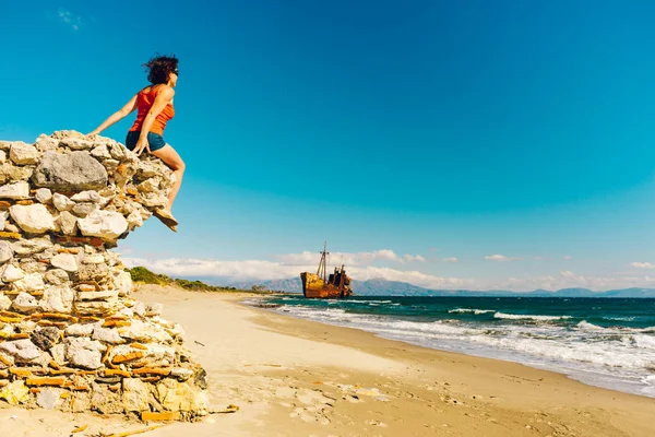 Libertad Viaje Mujer Turista Madura Playa Disfrutando Vacaciones Verano Viejo — Foto de Stock
