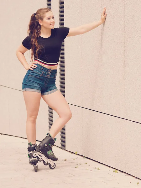 町に乗ってジェットスケートを着て幸せな若い女性 夏の間 女性はスポーティーさを楽しんでいる — ストック写真
