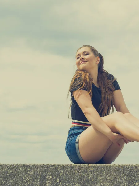 Молодая Красивая Девушка Подросток Проводит Свободное Время Свежем Воздухе Расслабляясь — стоковое фото