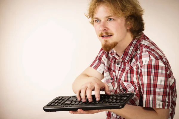 Nerd Friki Joven Adulto Hombre Jugando Videojuegos Con Teclado Computadora —  Fotos de Stock