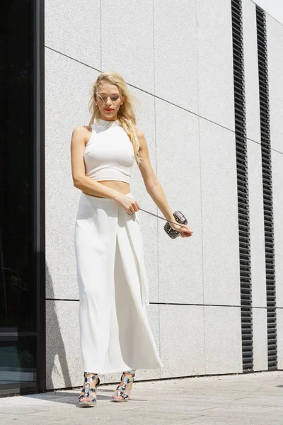Elegante Mulher Elegante Apresentando Roupa Urbana Moda Parte Superior Branca — Fotografia de Stock