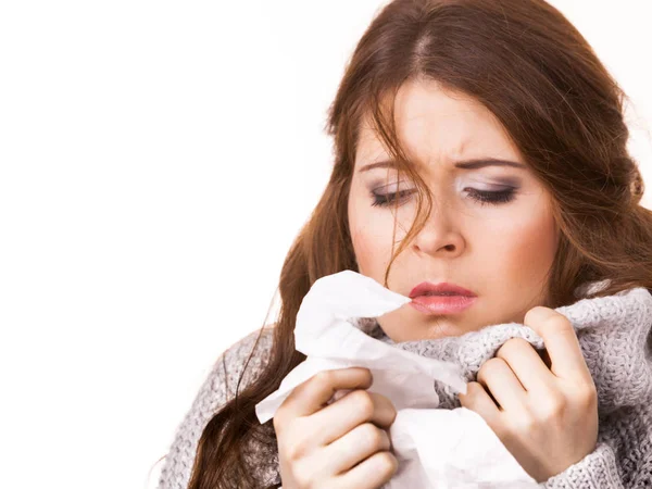 身体冰冷的女人在组织里打喷嚏 穿着暖和毛衣的女孩又冷又抖 流感或其他病毒 保健服务 — 图库照片