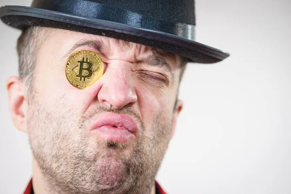 Hombre Adulto Teniendo Bitcoin Moneda Como Pinta Nez Ojo Crypto — Foto de Stock