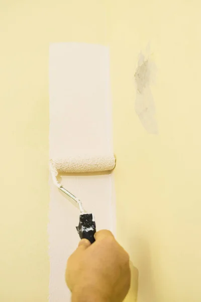 Человек Нанесший Белую Краску Желтую Стену Помощью Кисти Концепция Ремонта — стоковое фото