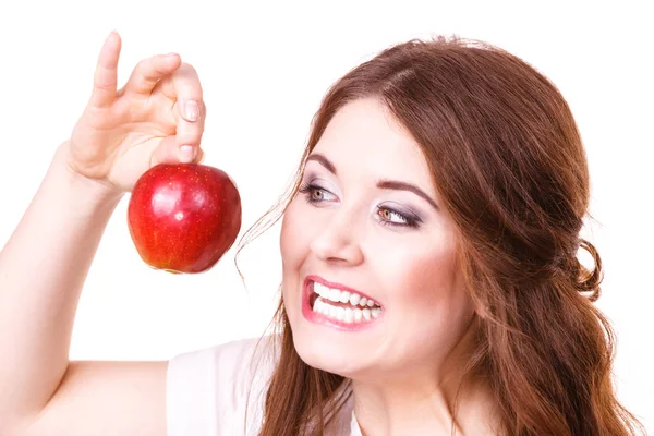 Mulher Segurando Fruta Maçã Vermelha Mão Perto Rosto Sorrindo Isolado — Fotografia de Stock