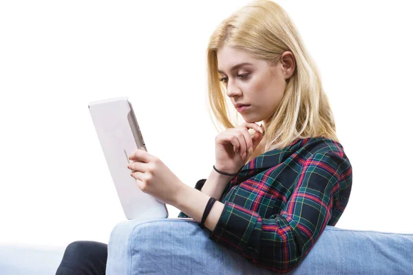 Jovem Adolescente Usando Tablet Enquanto Senta Sofá Relaxa Surf Internet — Fotografia de Stock