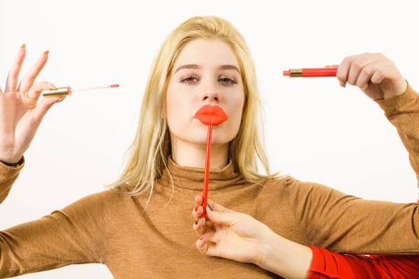 Giovane Donna Adulta Che Applica Rossetto Lucidalabbra Ottenendo Suo Trucco — Foto Stock