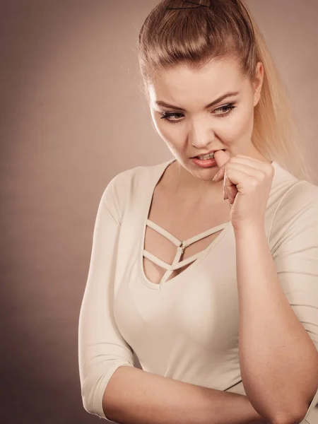 Mujer Joven Triste Mirando Preocupado Tener Algunos Problemas Pensando Las —  Fotos de Stock