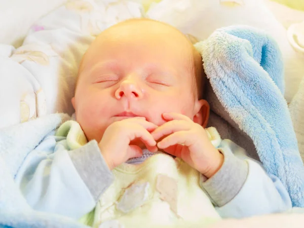 Bebek Bakımı Çocukluk Konseptinin Güzelliği Yeni Doğmuş Küçük Bebek Battaniyelerle — Stok fotoğraf