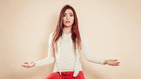 Expresión Emociones Negativas Preocupada Chica Conmocionada Soporte Camisa Blanca Con — Foto de Stock