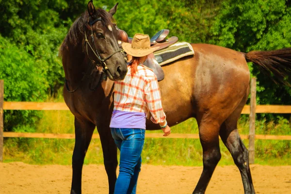Opiekę Nad Zwierzętami Jeździectwo Koni Koncepcja Cowgirl Przygotowania Konia Jazdy — Zdjęcie stockowe