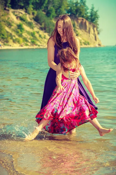 Madre Figlia Divertono Giocano Acqua Vicino Mare — Foto Stock