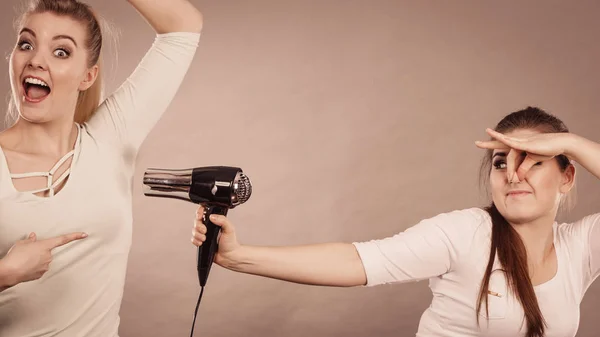 Woman Drying Her Female Friend Wet Armpit Using Hair Dryer — Stock Photo, Image